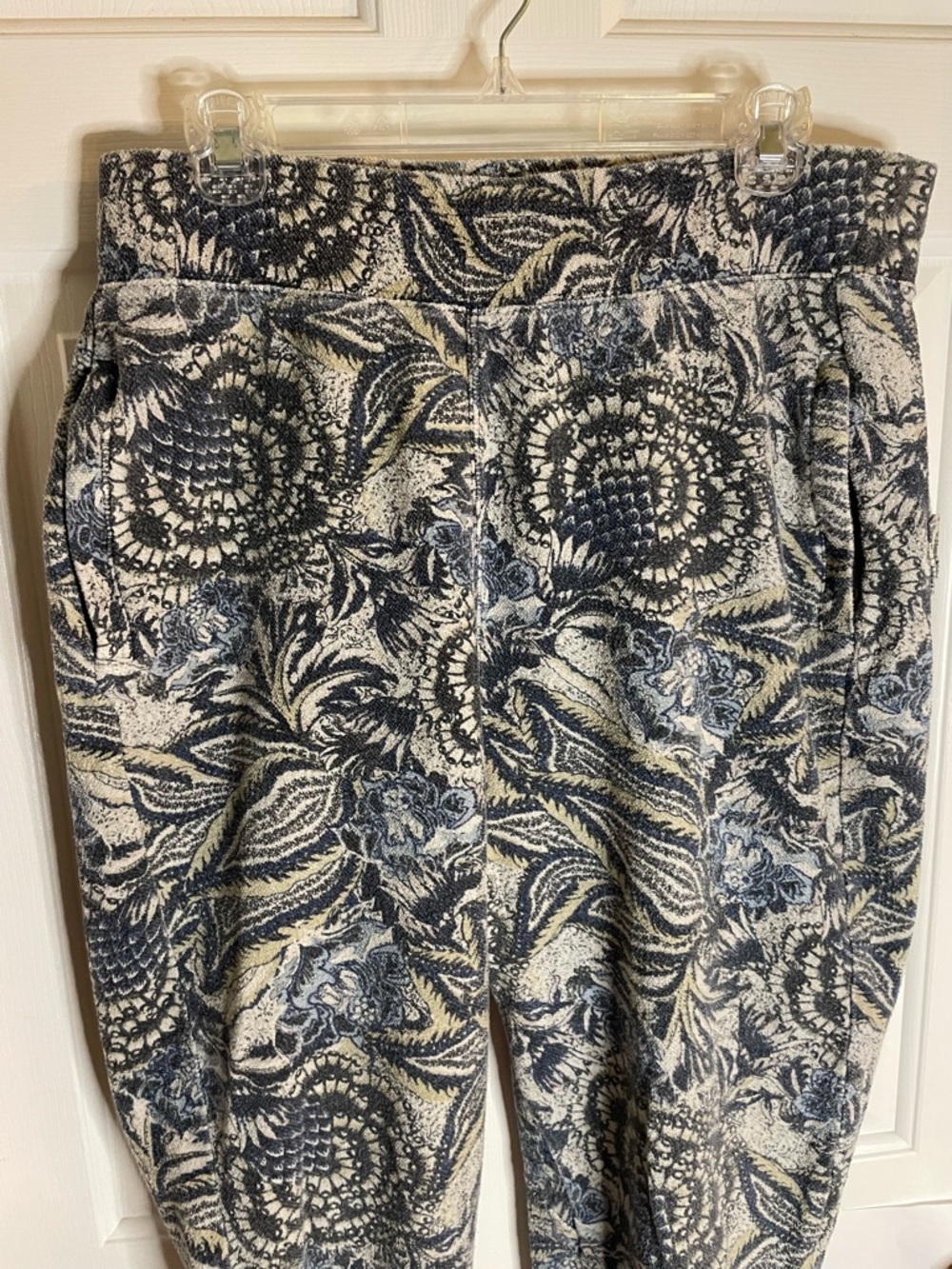 Free People Movement Floral-Print Jogger Sweatpants in Charcoal & Cream Size Med - Picture 4 of 8